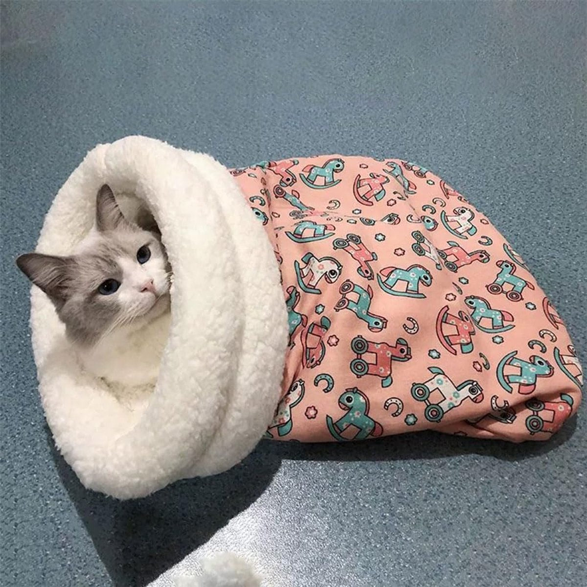 Cat Bed - Pet Sleeping Bag - Warm Pet Bed - Winter Cat House - Suitable for Indoor Use - Comfortable and Sheltered - Give Your Pet a Warm Hideaway (Pink, One Size) - Product image 4