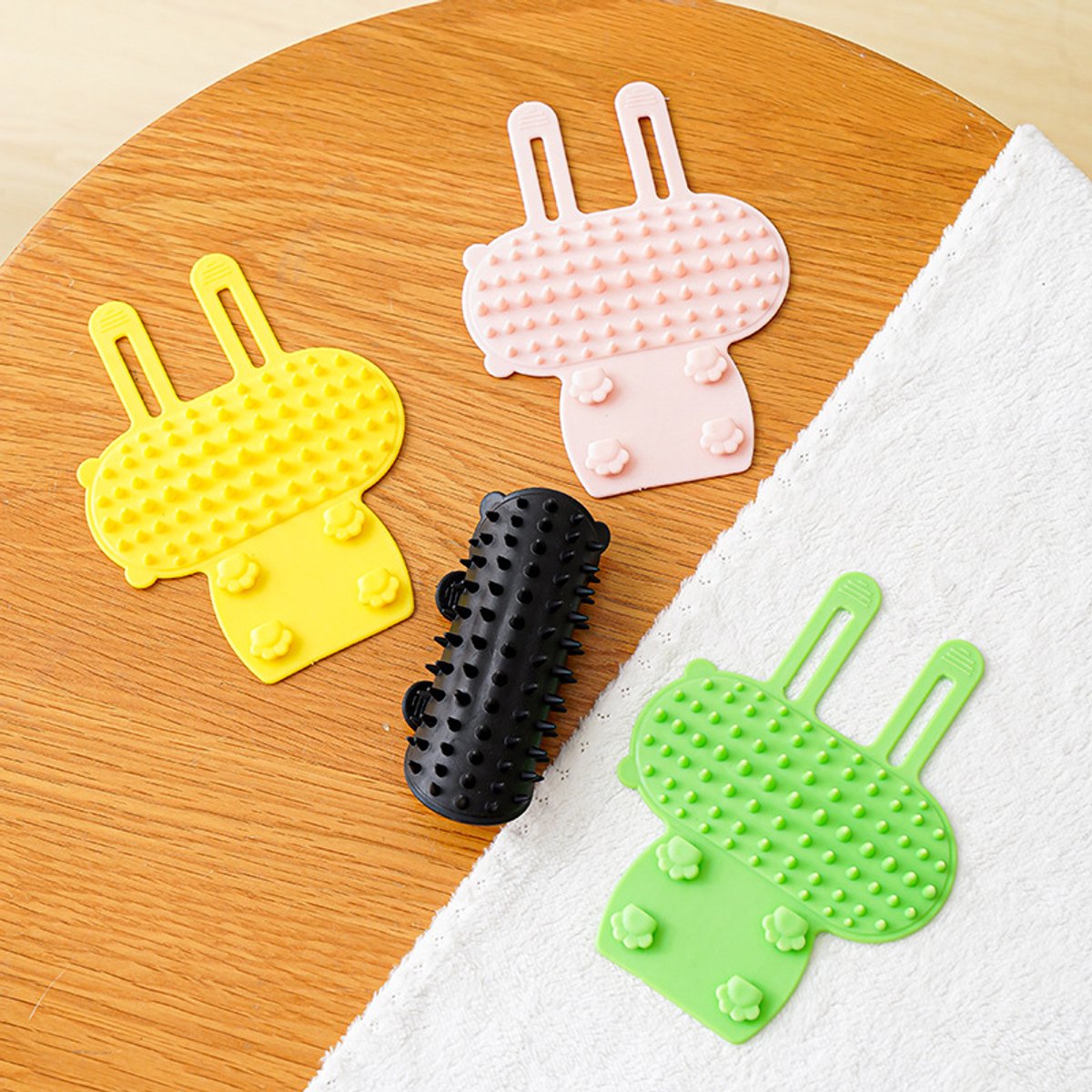 Cat Toys - Set of 4 - Scratching Post - Cat Comb - Made of Silicone - Reduces flying hair, scratching and itching - An excellent gift for cat lovers to give to their beloved pets. - Product image 2