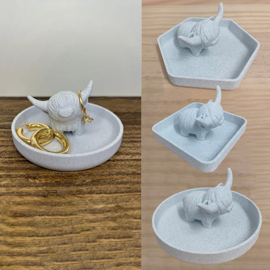 Highland Cow Ring Holder with Circular Dish Scottish Cow Statue Wedding Engagement Holder Calf Jewelry Organizer Stand - Main product image